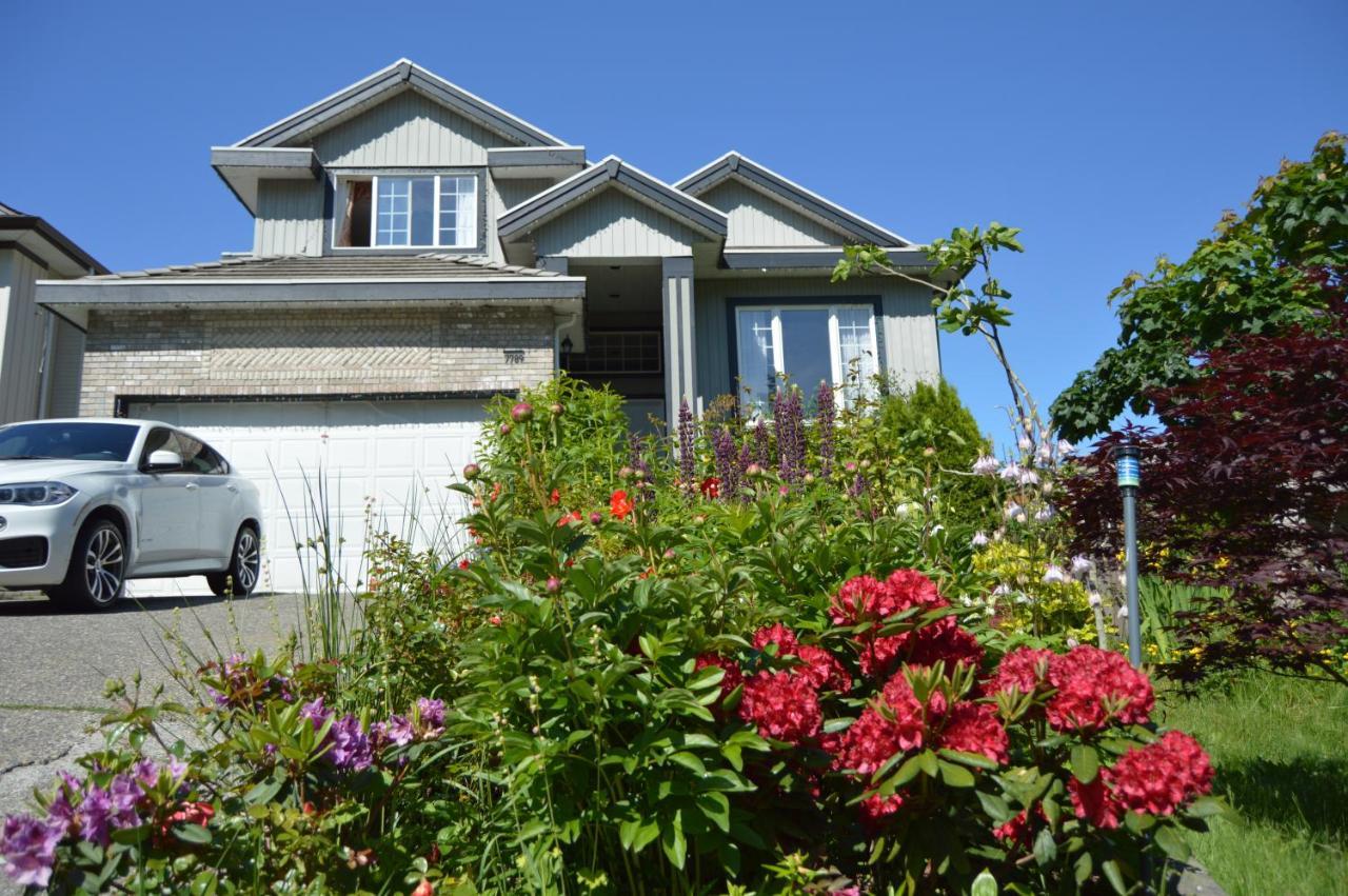 Jane'S Private Rooms With Shared Washroom Surrey Exterior photo