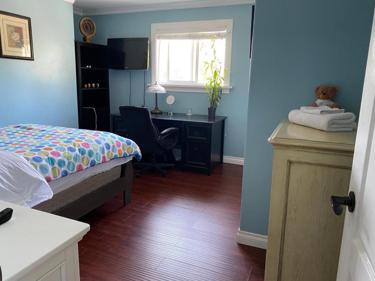 Jane'S Private Rooms With Shared Washroom Surrey Exterior photo