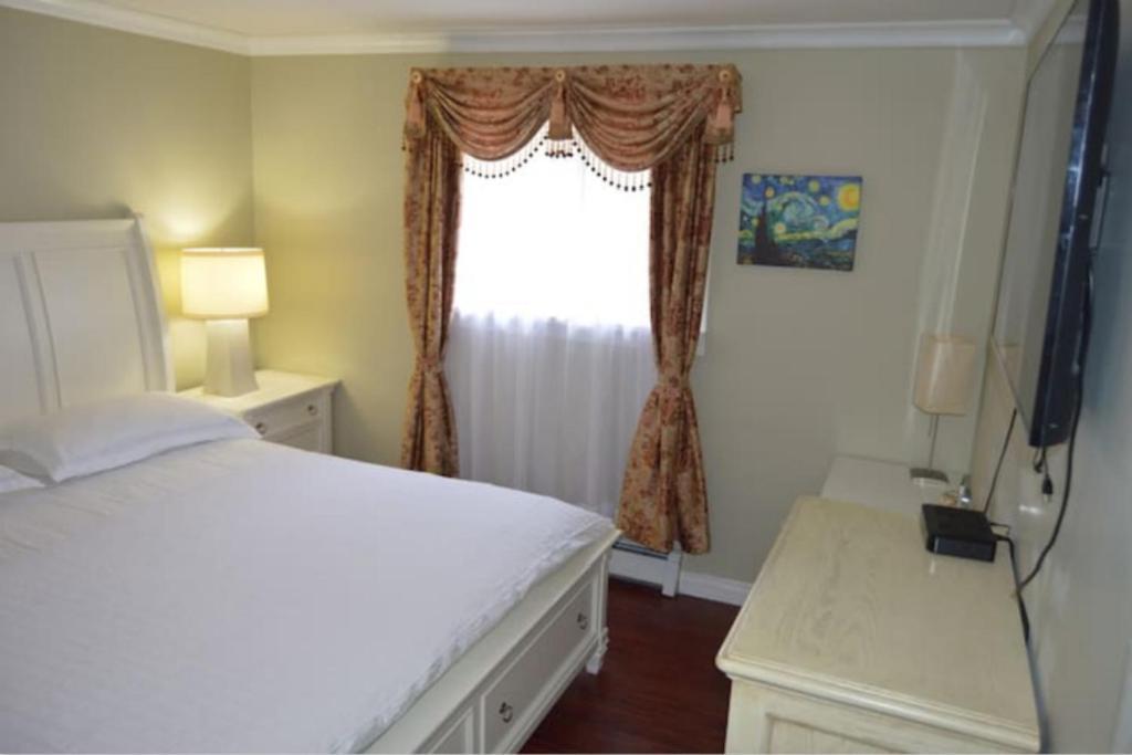 Jane'S Private Rooms With Shared Washroom Surrey Exterior photo