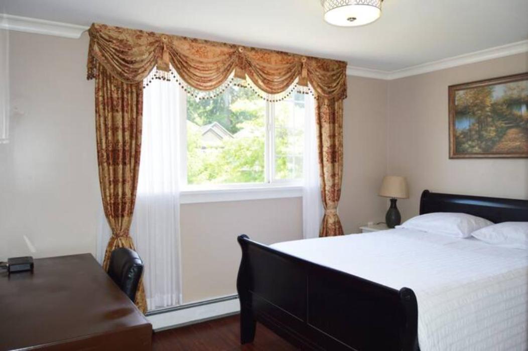 Jane'S Private Rooms With Shared Washroom Surrey Exterior photo