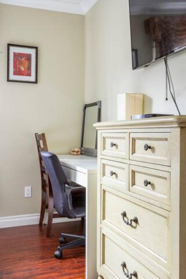 Jane'S Private Rooms With Shared Washroom Surrey Exterior photo