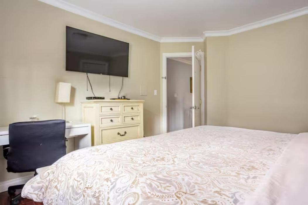 Jane'S Private Rooms With Shared Washroom Surrey Exterior photo